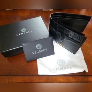 ❤️NIB Versace Leather Gold Hardware Bifold Wallet